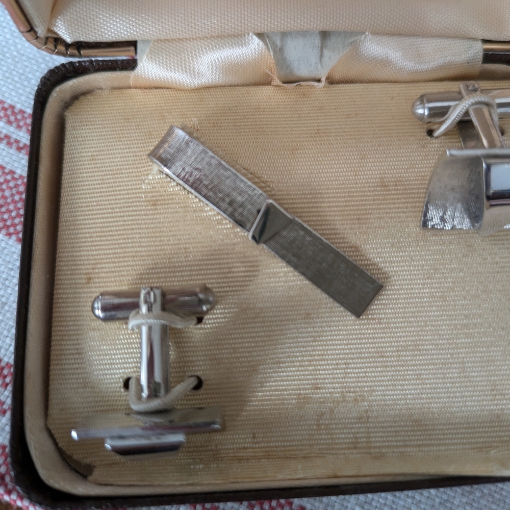 Vintage NIB Manleigh set of cuff links and tie bar